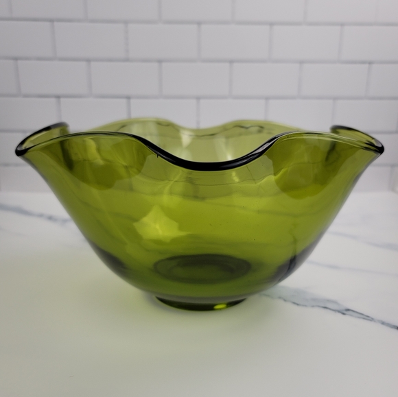 Vtg Avocado Green Tulip Rim Glass Bowl - Picture 1 of 15